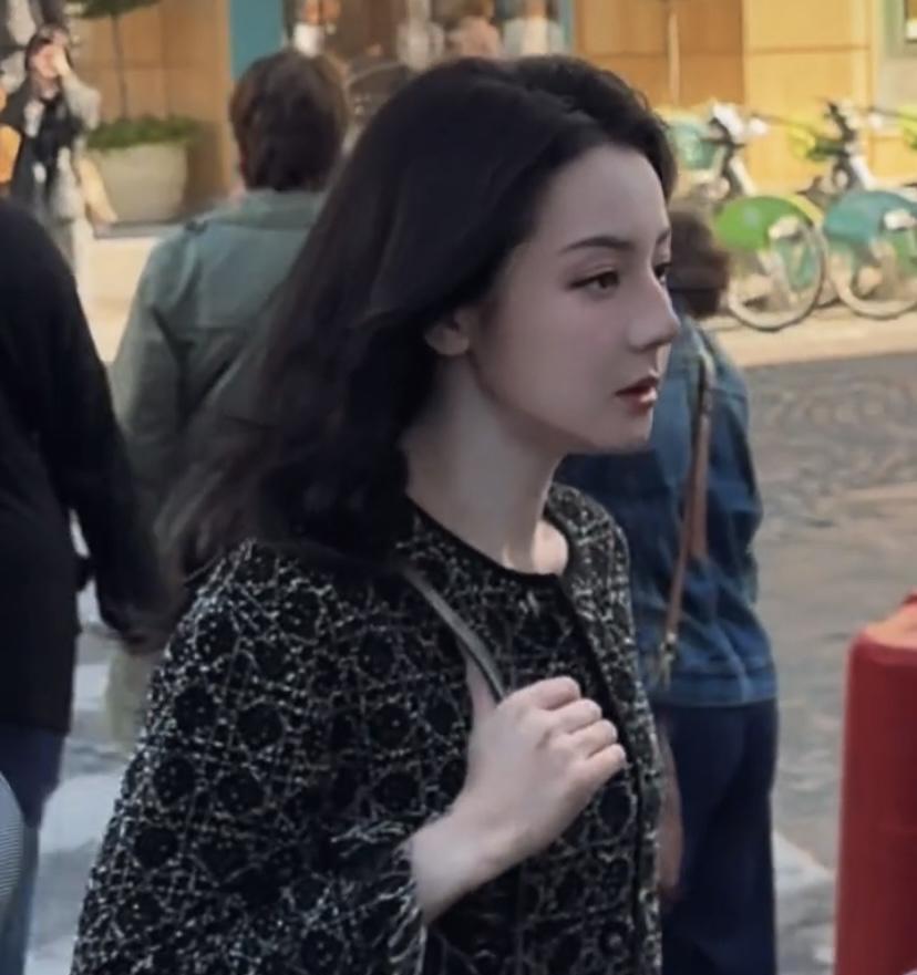 迪丽热巴穿格子黑外套参加活动太有看点了。在综艺《开始推理吧3》集结直播活动红