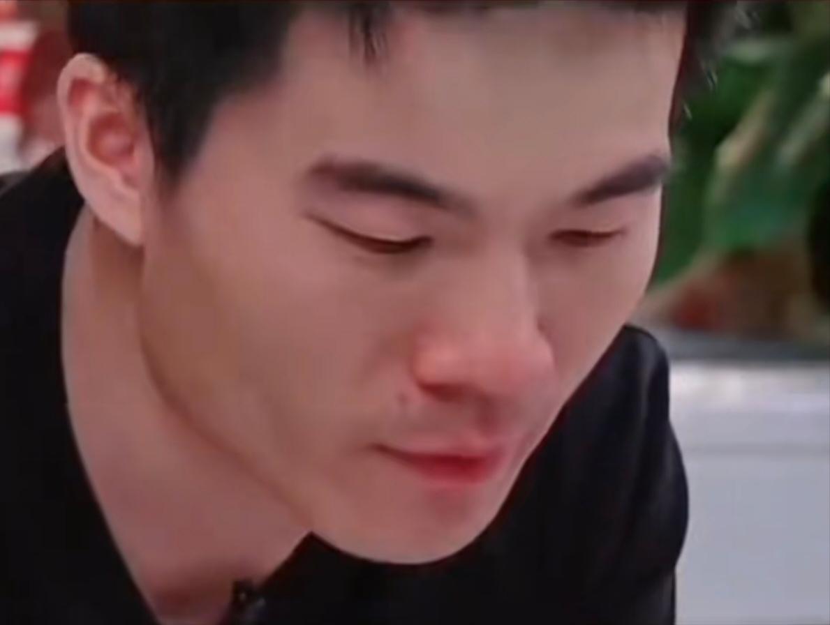 那年，董宇辉流着泪在直播间说：“等生意好点了，把离开的同事们都接回来，我很想他们