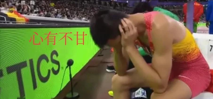 “多想跳得好一些啊！”落寞、懊恼、心有不甘都写在年轻的三级跳远中国选手粟文脸上。