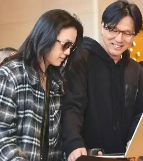 46岁的汤唯最近在访谈中自曝意外怀上二胎，已经确认是男孩，9岁的女儿天天盼着弟弟