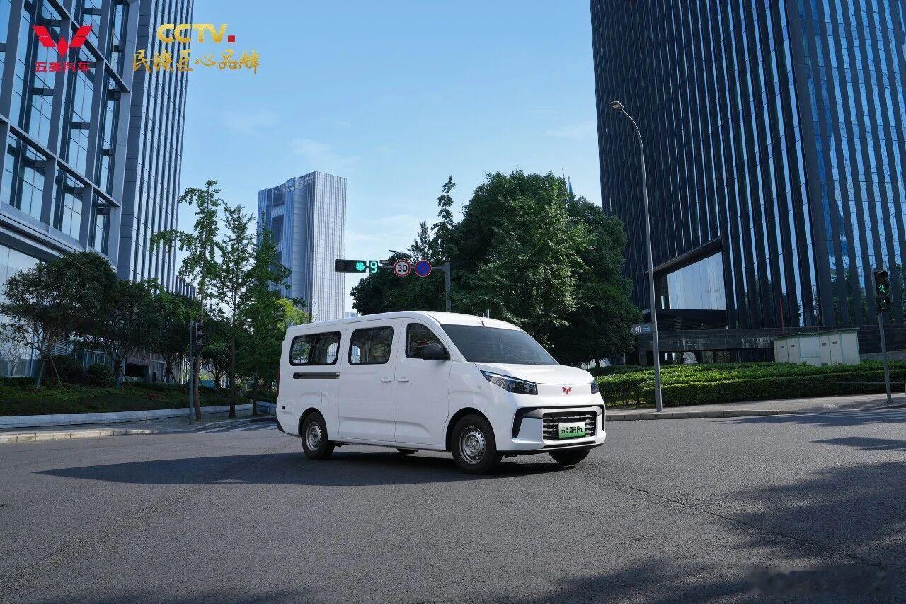 美食小屋整天都在看什么啊——五菱扬光Pro增程版上市了！别一看五菱就以为是小家伙