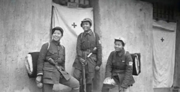 1945年，八路军卫生员被俘，日军把她抓到一个农民家里，吊在房梁上审讯，她被打得