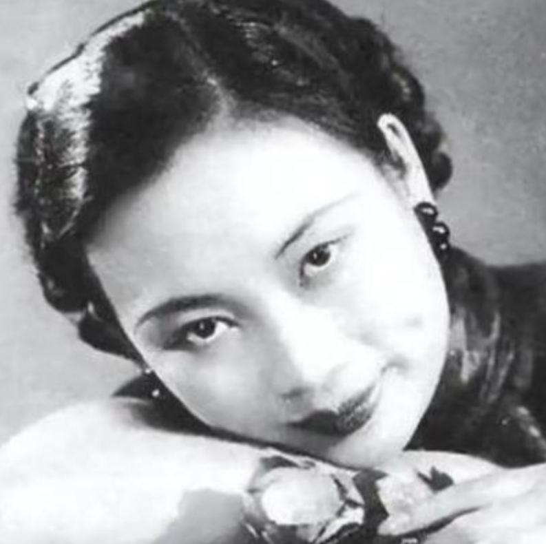 1941年左右，李广和被抓后，他美若天仙的老婆，深夜去见毛人凤，毛人凤见她生的