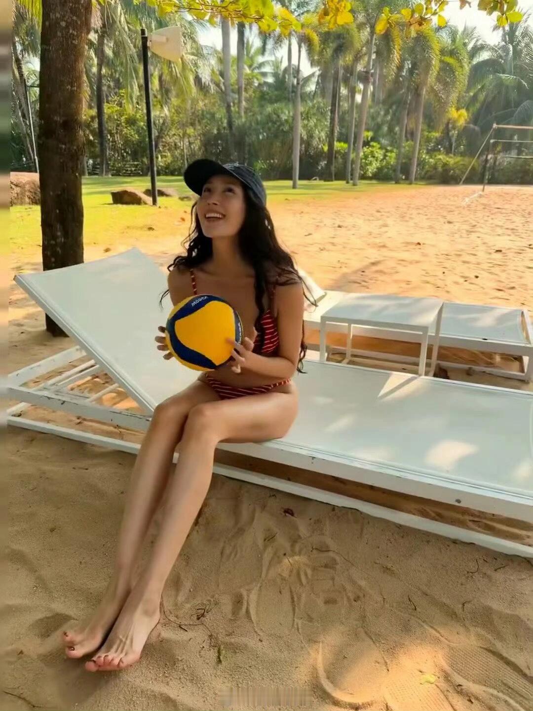 王紫璇泳装排球👙