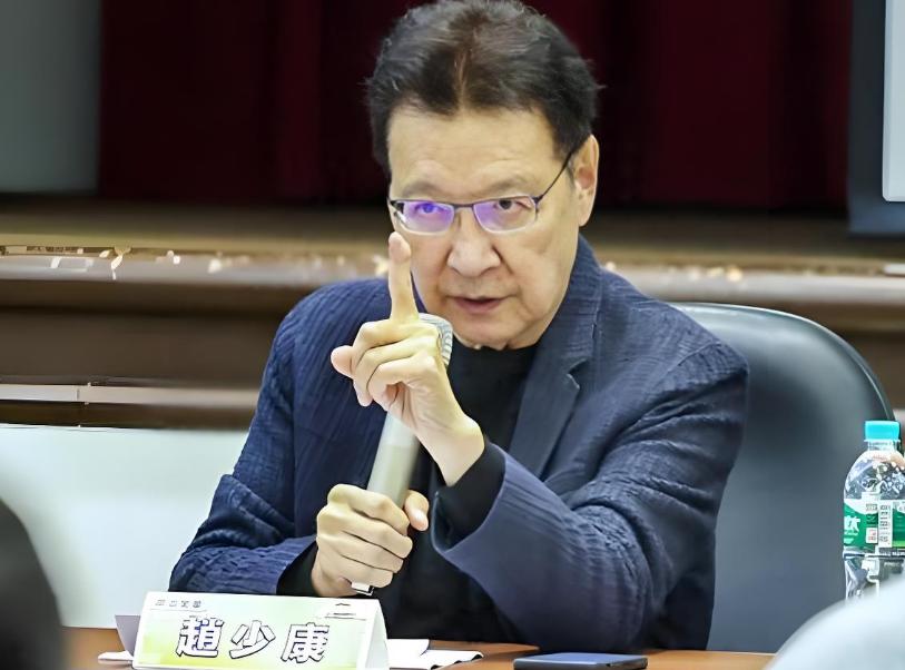 面对美国要抢走台湾一半芯片产业的勒索，赵少康，刚刚向大陆发出了质问：“你们为什么