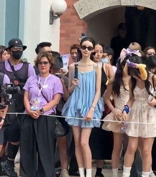 难怪张艺凡要把身高报低，在现实中看着180+。