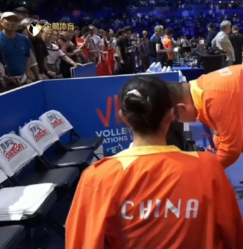 女排世联赛香港站，中国女排3:1日本女排，遗憾的是吴梦洁受伤了。上个周期，