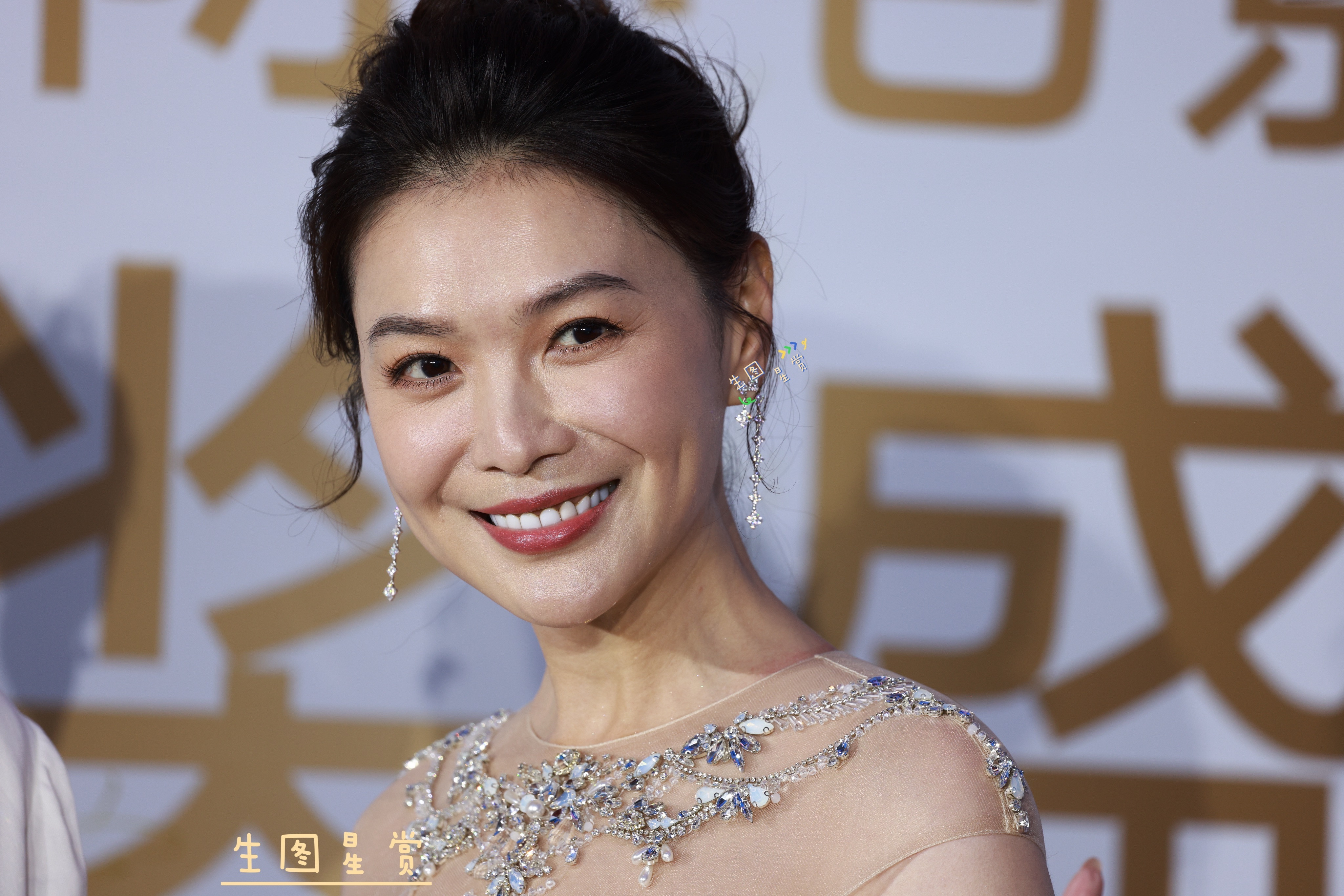 栗坤×新时代电影节红毯尽显主持人的端庄优雅✨