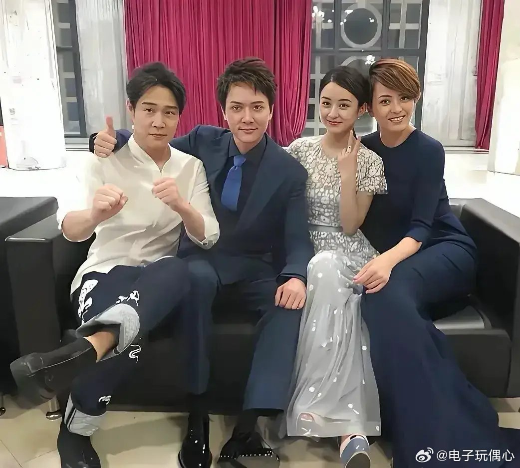 四个人的合影，左一是小沈阳，冯绍峰，赵丽颖。右边美女是谁呢？