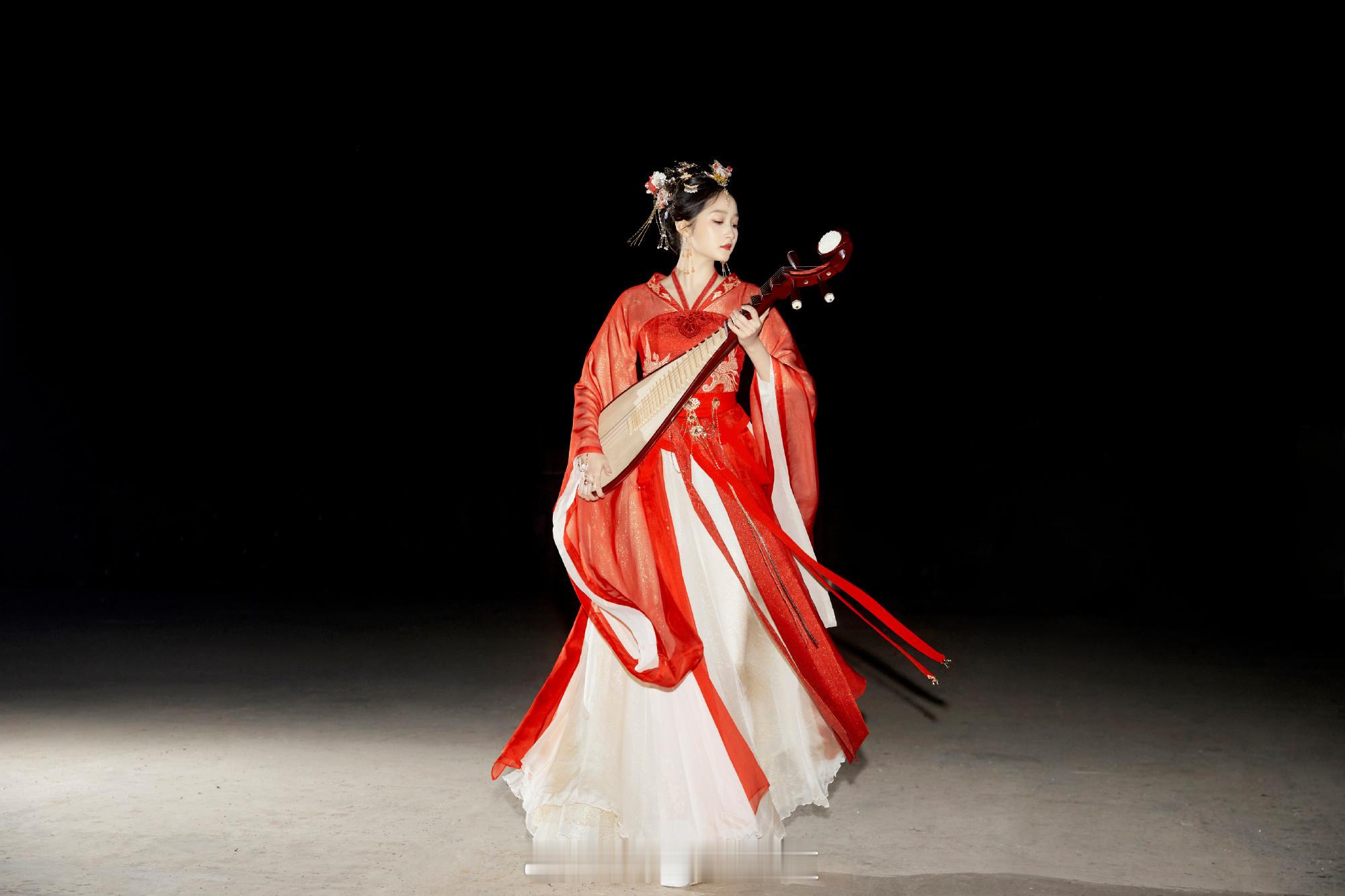 关晓彤琵琶女红衣胜雪琵琶醉人