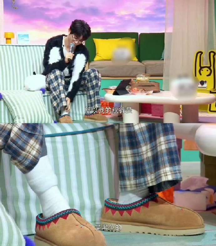 他身着黑白毛绒毛衣、格子休闲裤，搭配一双宽松拖鞋，营造居家松弛氛围。当弹幕提问“