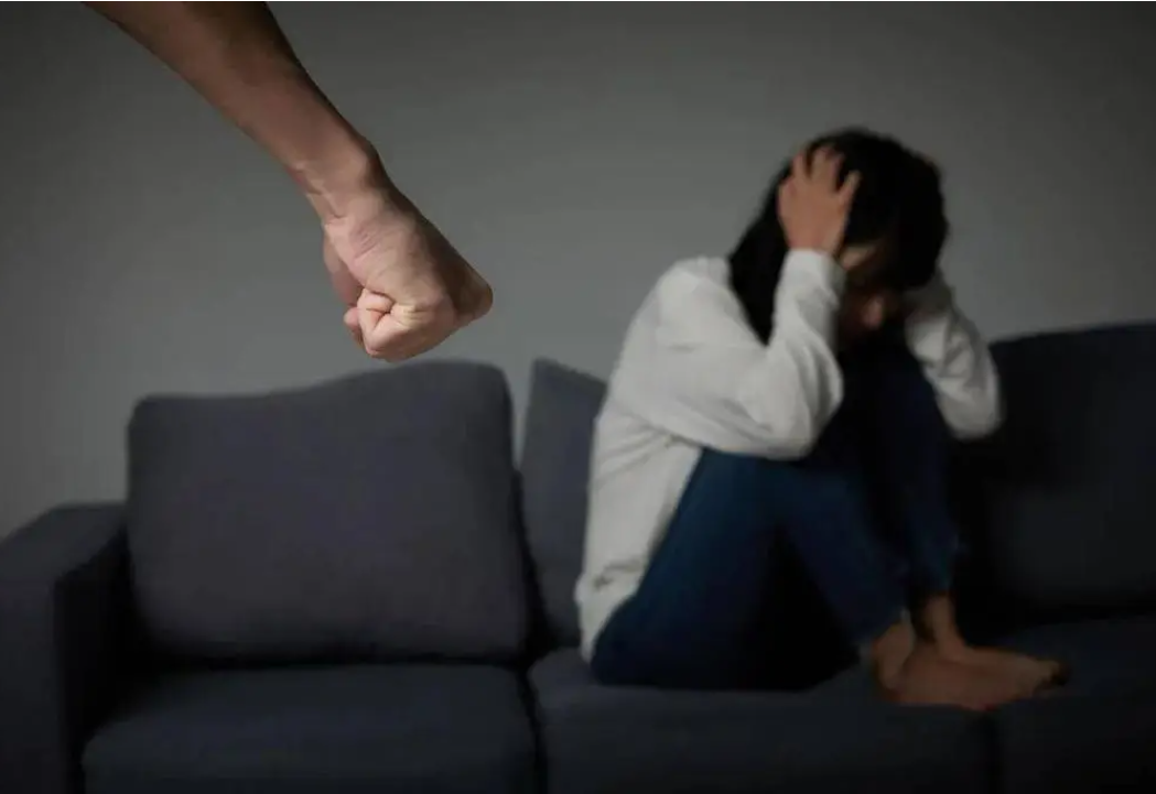 43岁女人，从娘家奔丧回来，刚进家门，丈夫阴沉着脸，连扇妻子3个耳光，半个小时后