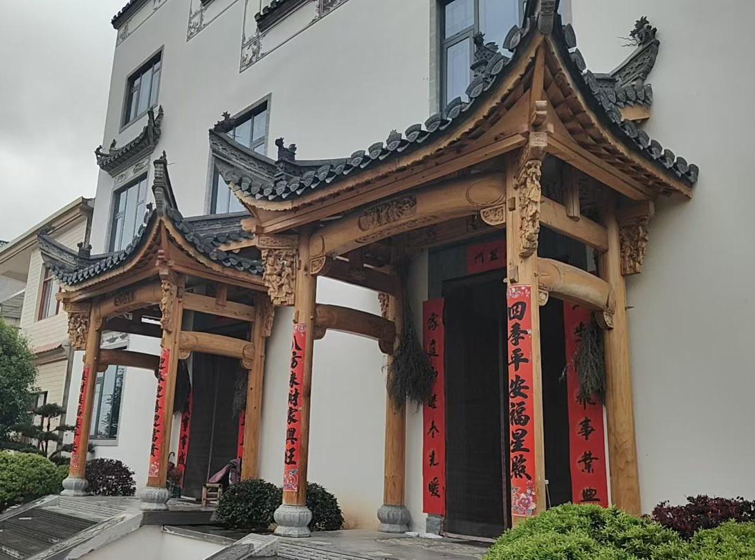 自建房、商品房加入传统木结构、雕刻装饰。焕然一新、美[呲牙笑]