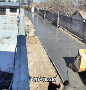 路刚修好，还没有凉干，就有人开着铲车故意碾压，三个男子拦都拦不住，强行拦的话，可