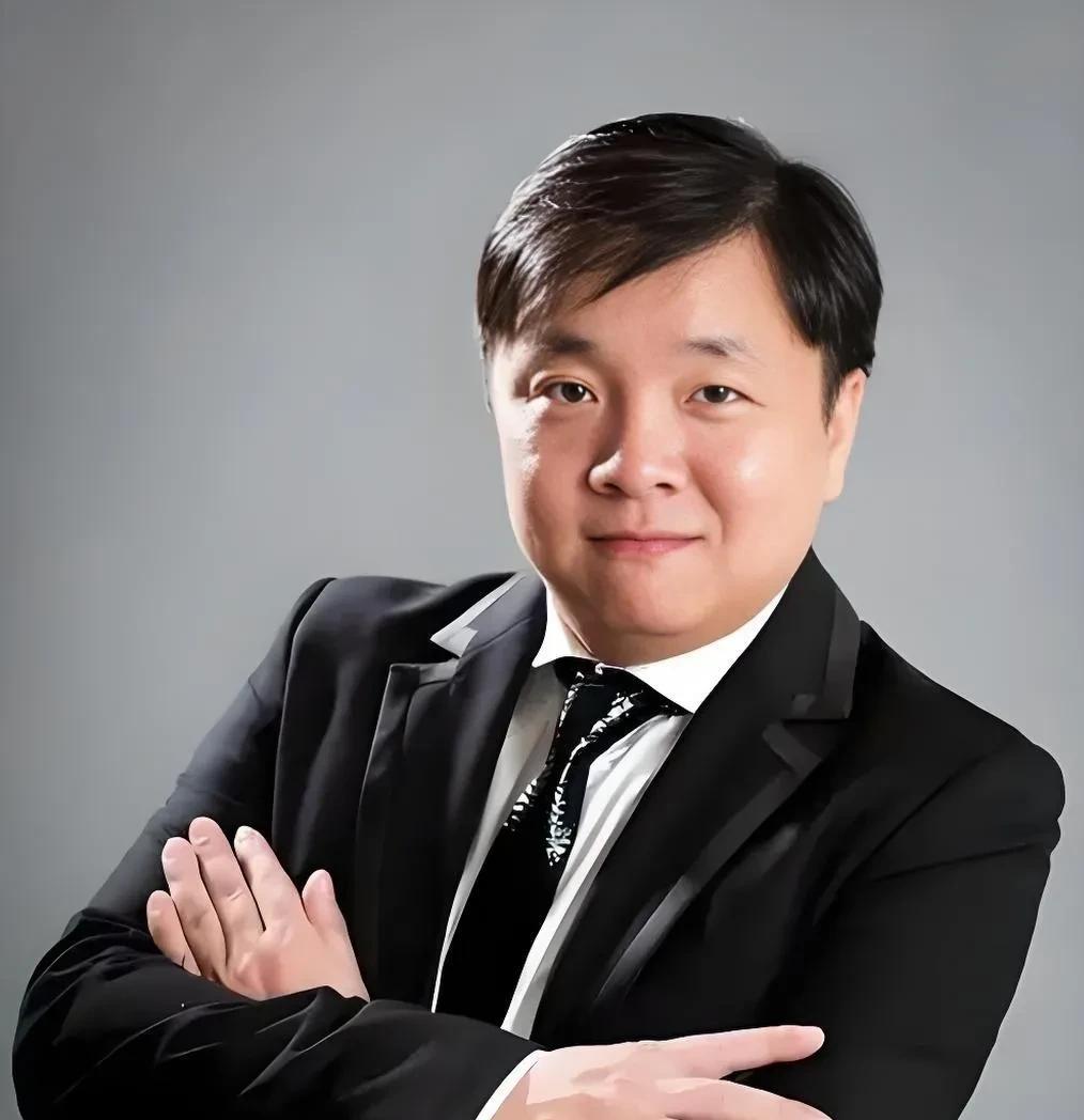姜凯曾经表示过:“和黄奕离婚是我最正确的选择。”他是黄奕的第一任丈夫，美国金融