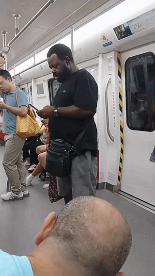 广州真不愧为一个包容性很强的城市。到处都可以看到不同肤色的外国人。当地人似乎