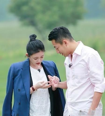 不知道怎么说；汪小菲对生命中这两个女人的感情很复杂，反正看汪小菲跟大S的照片，感