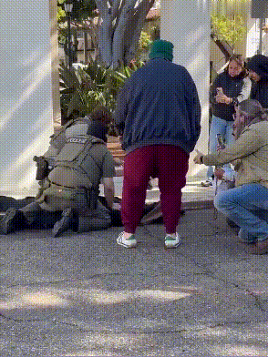 逆天了！ICE特工抱摔80岁老人！2月20日加州圣巴巴拉，ICE特工又突袭路人