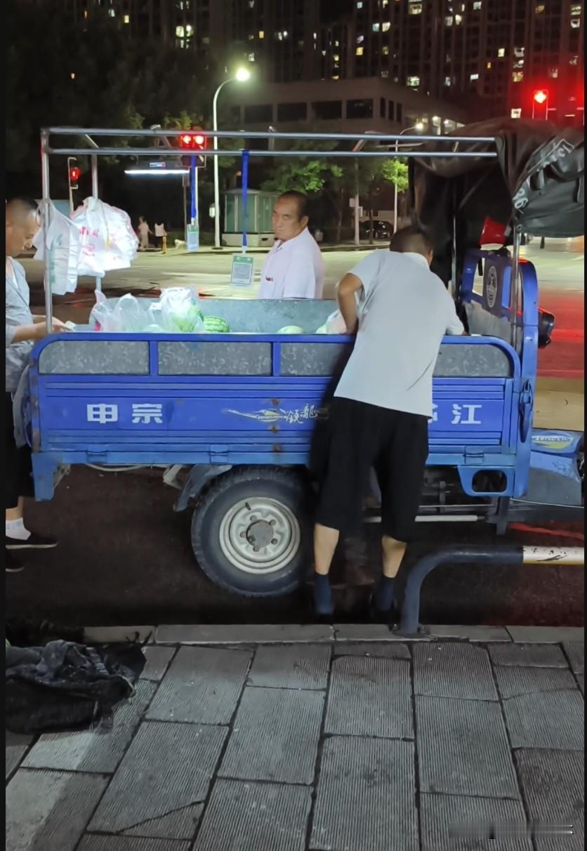 襄阳西瓜价格大跳水，5块就能抱走3个晚上去好邻居超市，路过十字路，一辆农用三轮