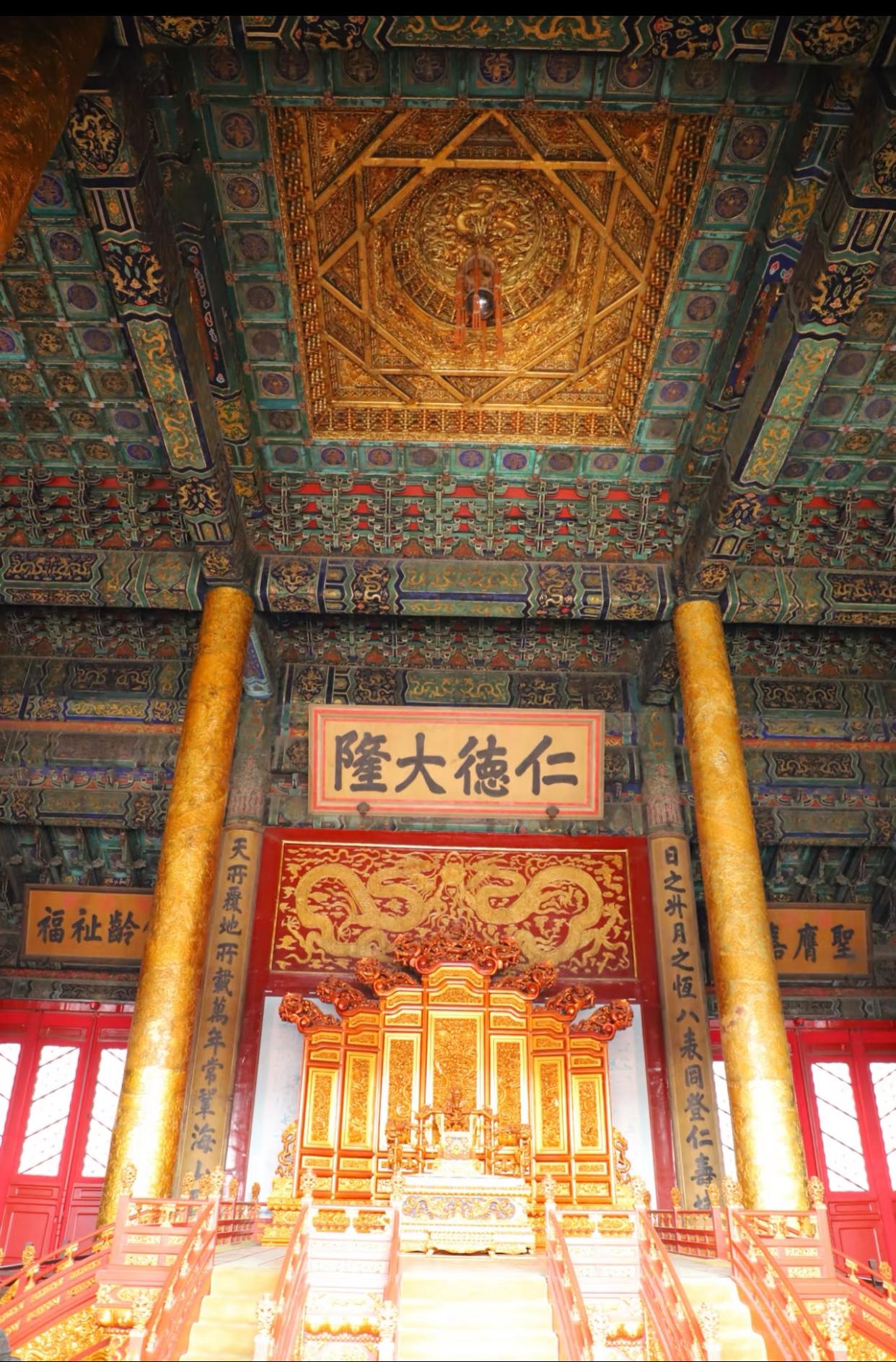 以前参观故宫，可以近距离感受，现在，只能远远地看看了，没有了过去的那种感觉。要是