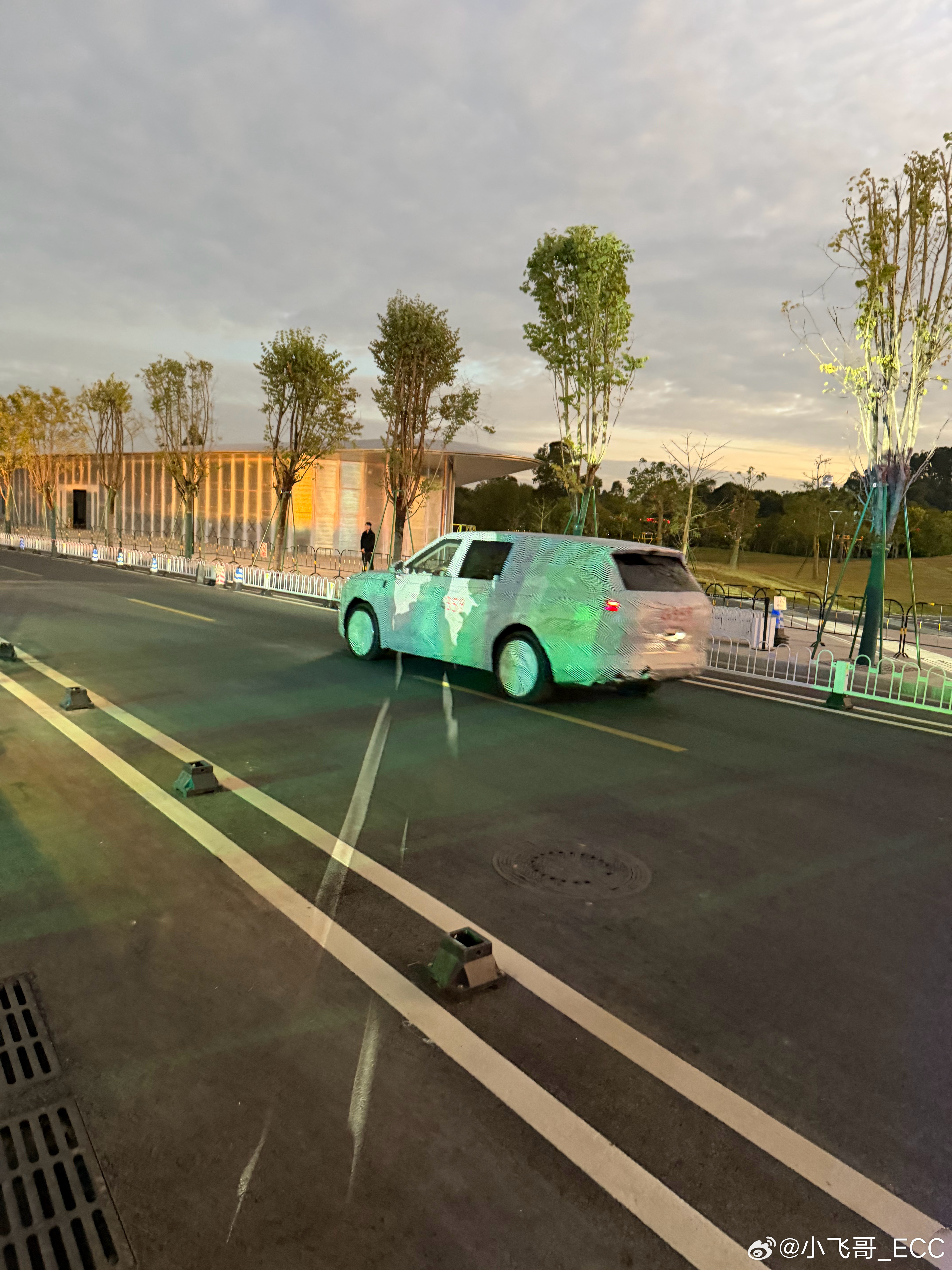 偶遇小鹏G01小鹏揽胜，体量感确实可以。小鹏全新大六座SUV，纯电，增程都有。增