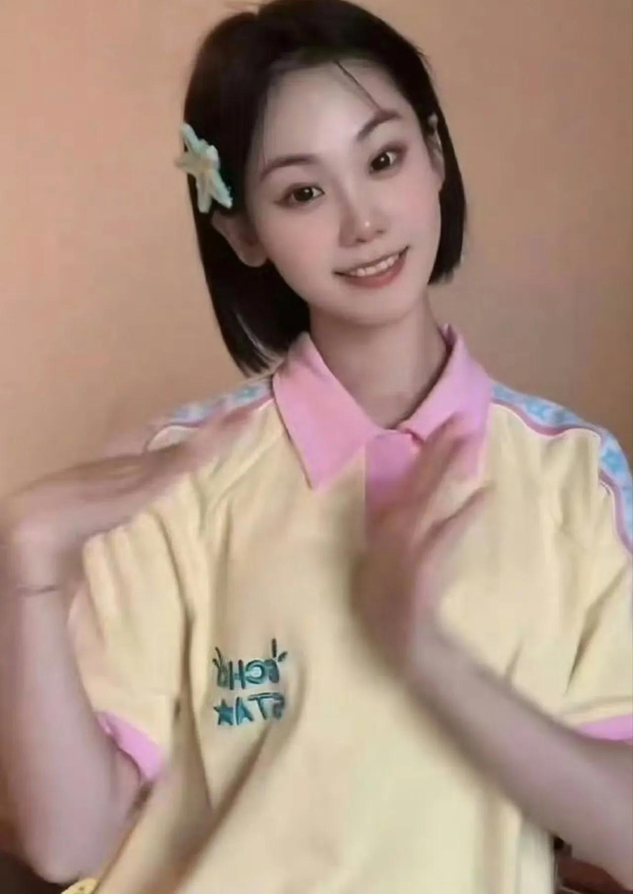 此前网爆郑恺小姨子刷郑恺副卡8万买包引发家变，郑恺方面第一时间出来辟谣，而后郑恺