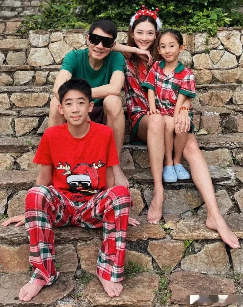 应采儿一家四口过圣诞，5岁二胎儿子扎小辫看着好秀气，总是被认成小女孩，陈小春年轻