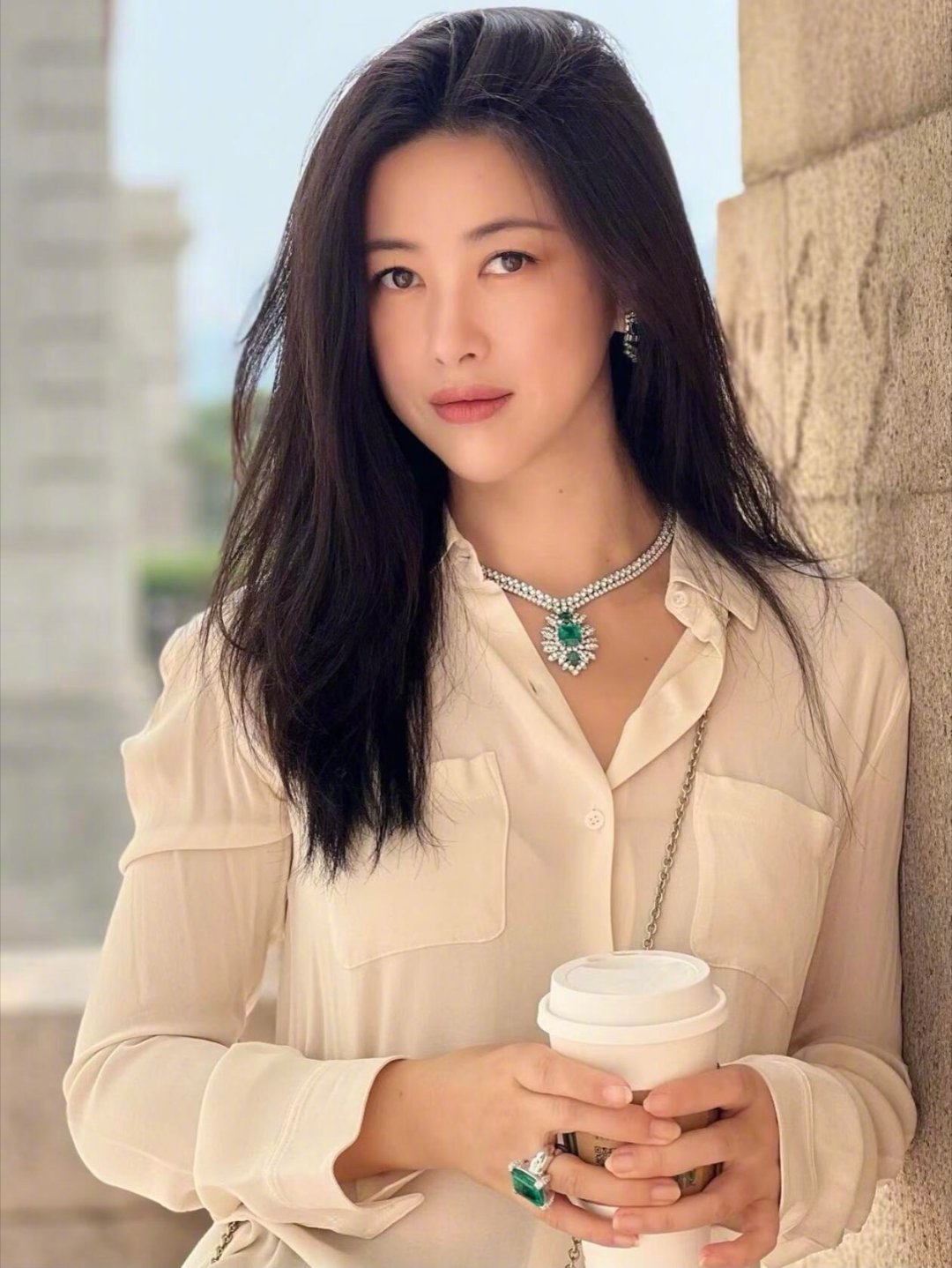 朱珠发了13张都市丽人穿搭朱珠是内娱唯一的老钱风了吧，这方面真的是一骑绝尘的程