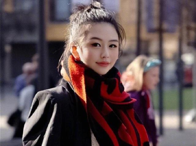 邱淑贞的大女儿沈月比妈妈漂亮，早就改了艺名叫Ayla，说是这个名字代表冒险、年轻