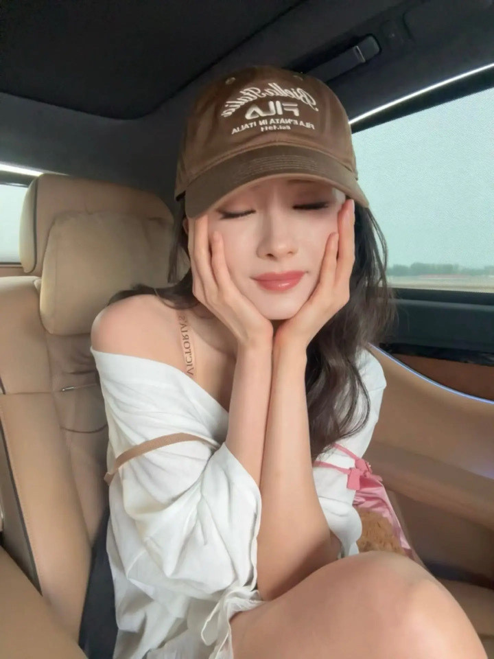 杨幂下班了超开心的姐这套私服太好看了！然后在返程的车上又拍了好多，蜜蜂狐狸?