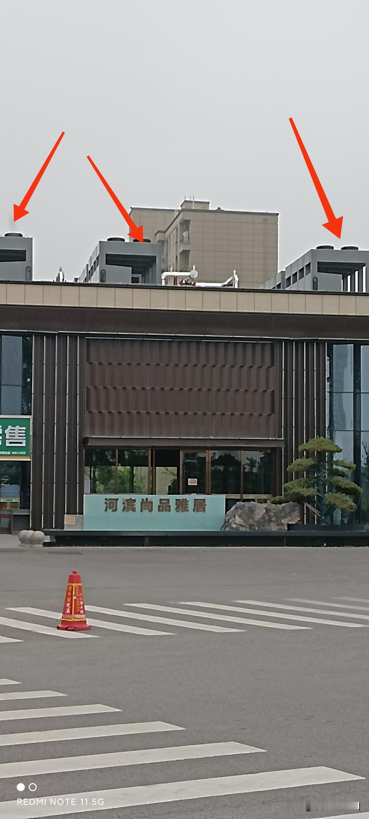 不懂就问，请问各位大神，现在好的建筑物的屋顶都装好几套这样的设备，这是制冷机还是