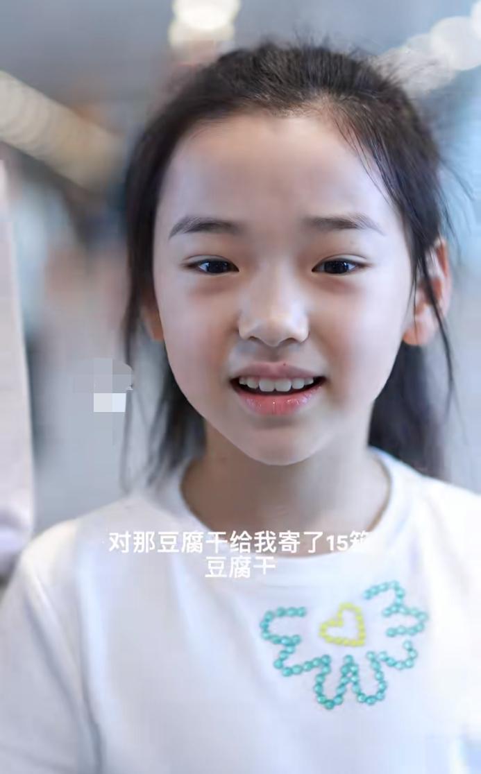 董璇女儿小酒窝在机场给粉丝分豆干，给这个品牌带来泼天流量！在她给一位女粉丝递