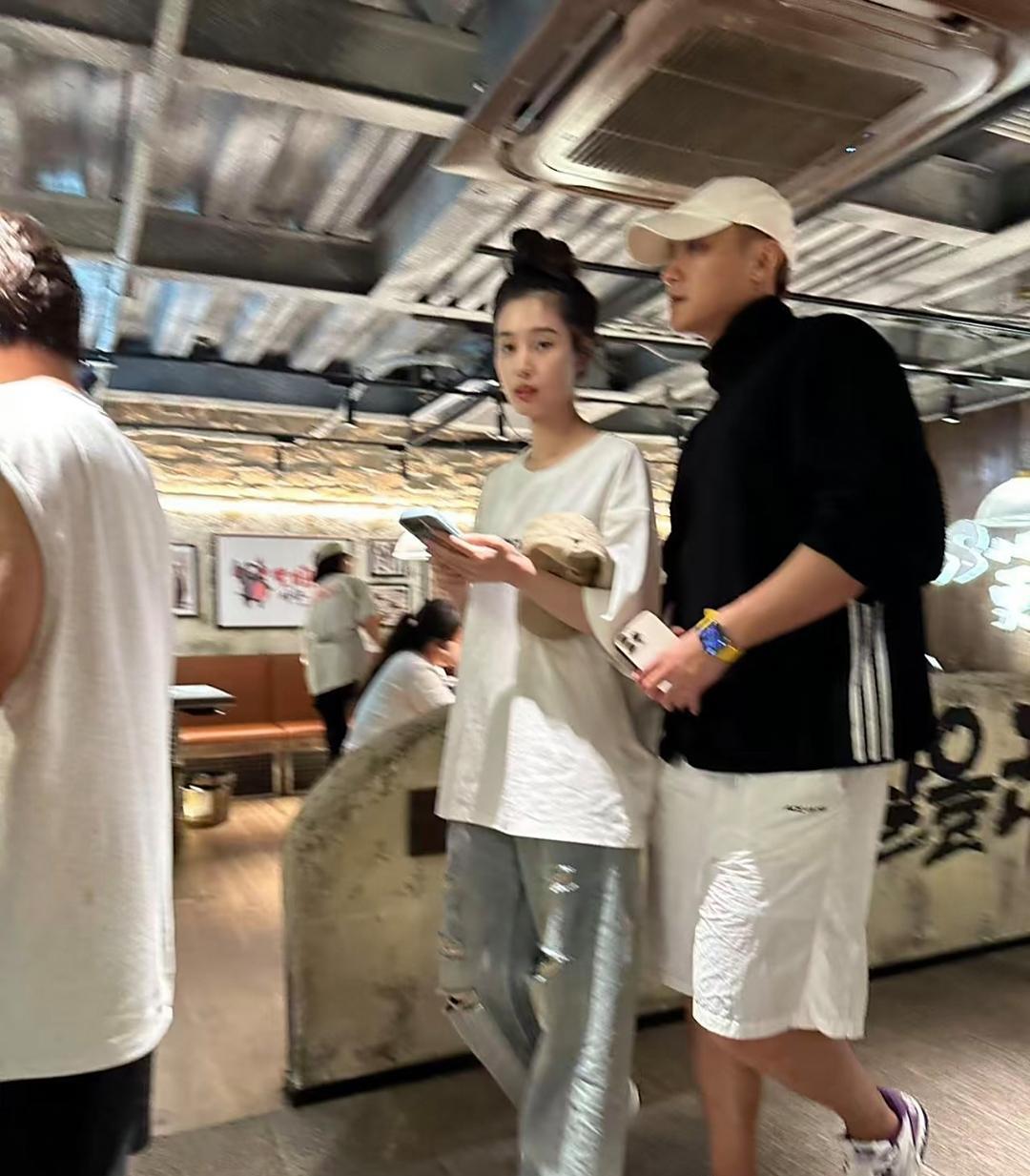 黄子韬和老婆徐艺洋在北京外出吃饭，女方的打扮很少女，夫妻俩看着很般配！
