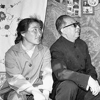 1976年12月，华国锋在四届人大常委会第三次会议上郑重宣布：“根据伟大领袖毛主