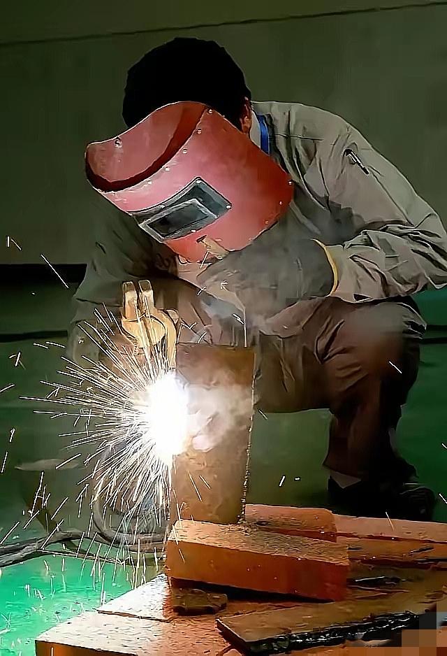 世上最短命的工种,说电焊工没人反对吧?我身边有个干了30多年电焊的朋友,网