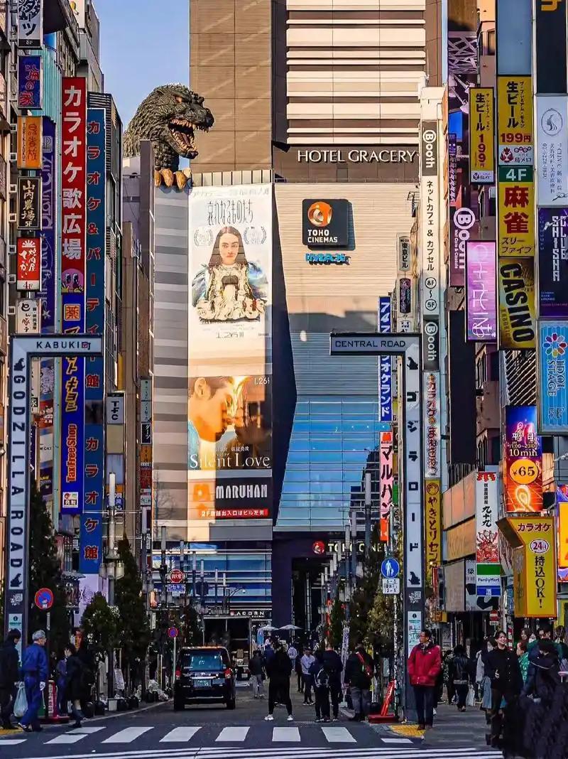 日本政坛最近真是闹翻了天！首相高市早苗在电视上强硬表态，要中国立刻撤销出口管制，