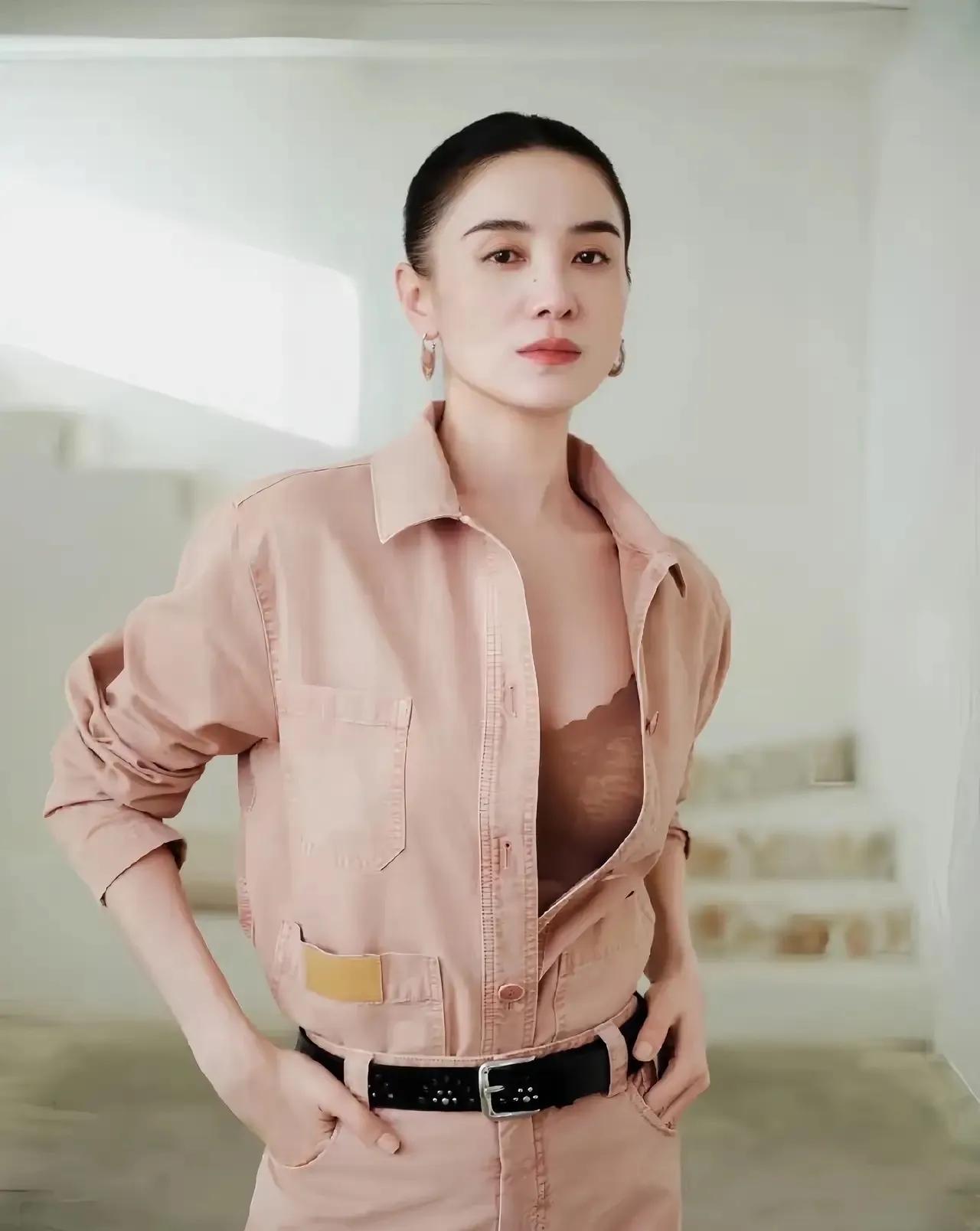 宋佳粉色工装大片氛围感拉满✨又美又飒，不甜不腻，独一份的大女人韵味。宋佳