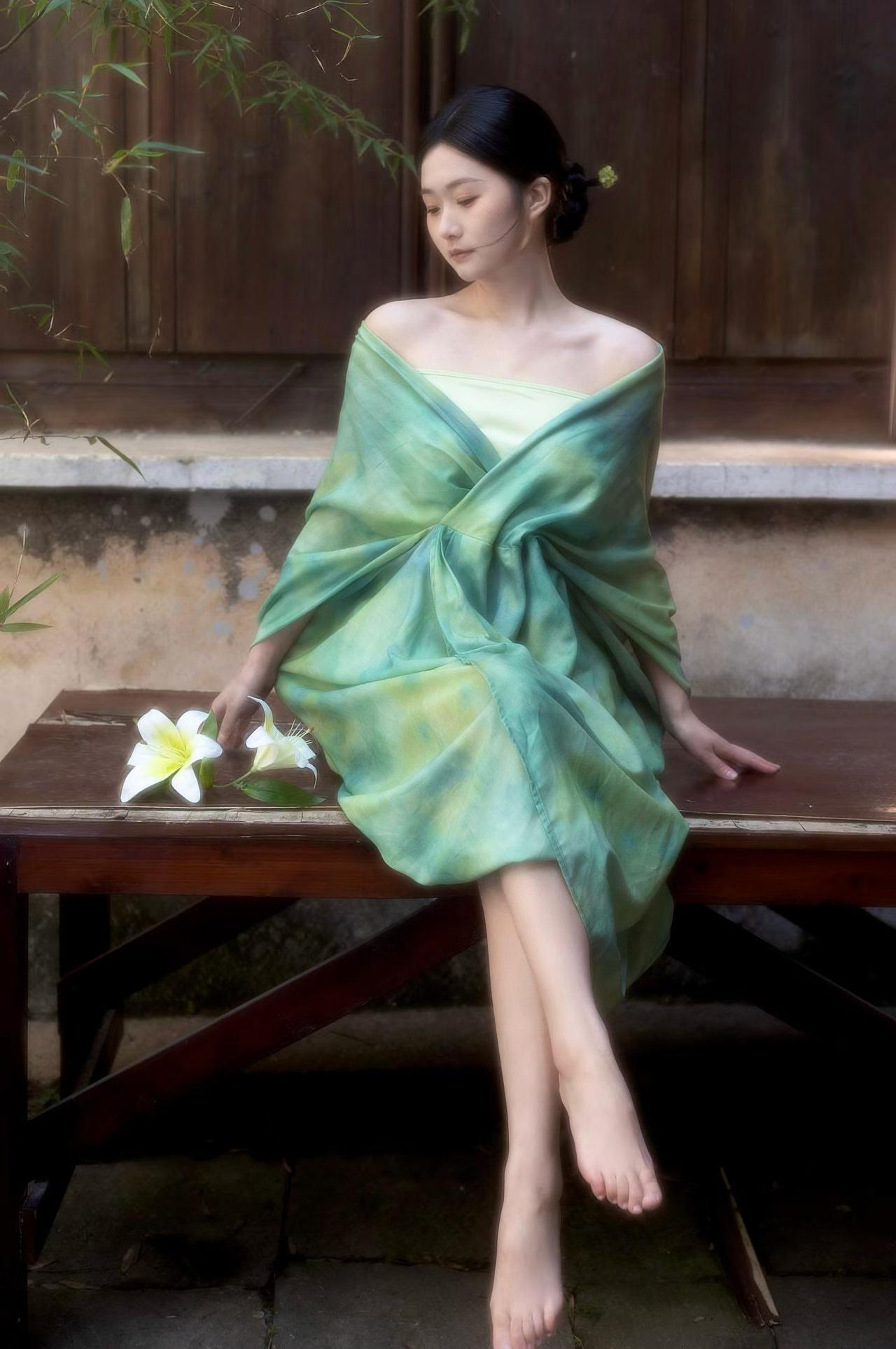 花影摇曳间，美人倚栏坐。江南古镇的春天美女究竟能有多美女生如何穿搭看起来时尚更