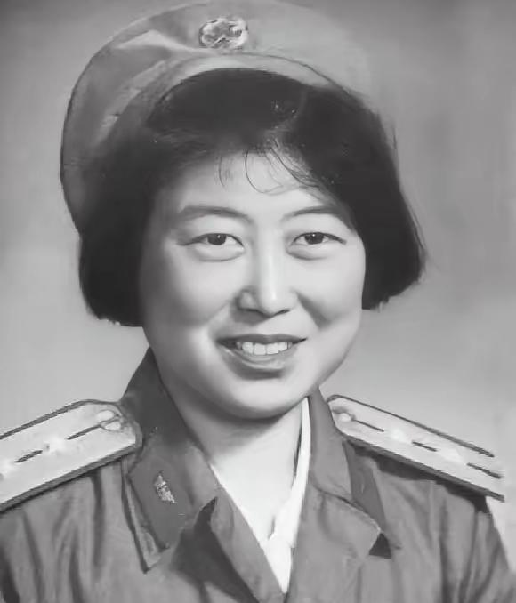 1964年，热恋中的女飞行员，被派往西北执行绝密任务，结束后回家结婚。可是怀了2