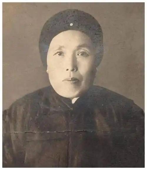 16岁的张作霖落难乞讨，孙寡妇看中了他，解开衣扣，掏出一块腰牌给他：“你拿着，