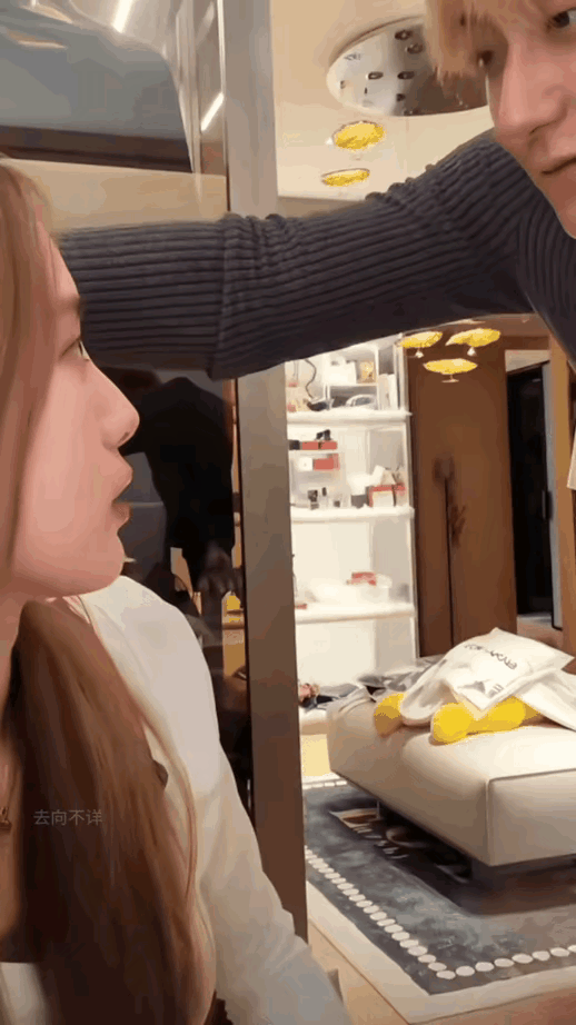 徐艺洋诠释了结了婚的女人好能忍！黄子韬直播时扇老婆巴掌，徐艺洋瞬间懵了，马上还手