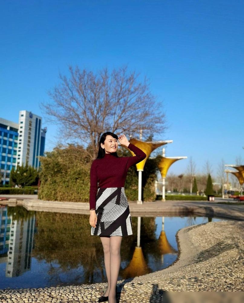 这届大妈正踩着细高跟，把咱们这帮天天喊着消费降级的社畜脸都扇肿了。谁说退休就