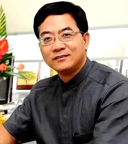 上海中山医院的手术室里，顶尖心内科专家葛均波做到一半突然扔下手术刀，跌跌撞撞冲出
