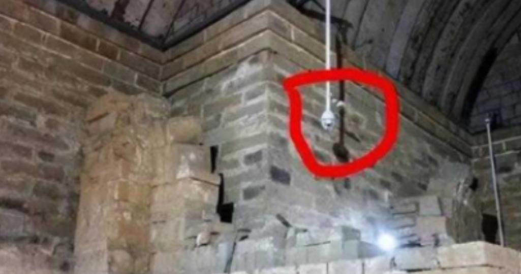 2018年，山东济宁两个盗墓贼合伙挖“九女崮堆”，期间1个盗墓贼尿急，跑到旁边方