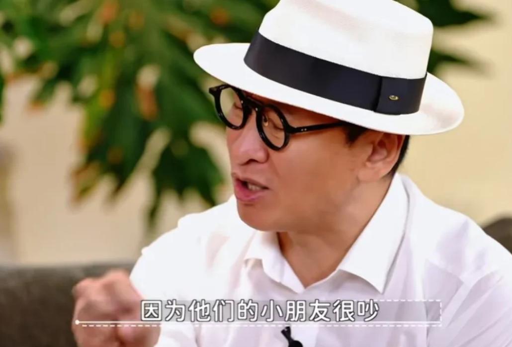 近日，周杰在《静请期戴》聊起，他有回坐高铁，碰上一家子，孩子特别吵。他忍了20分