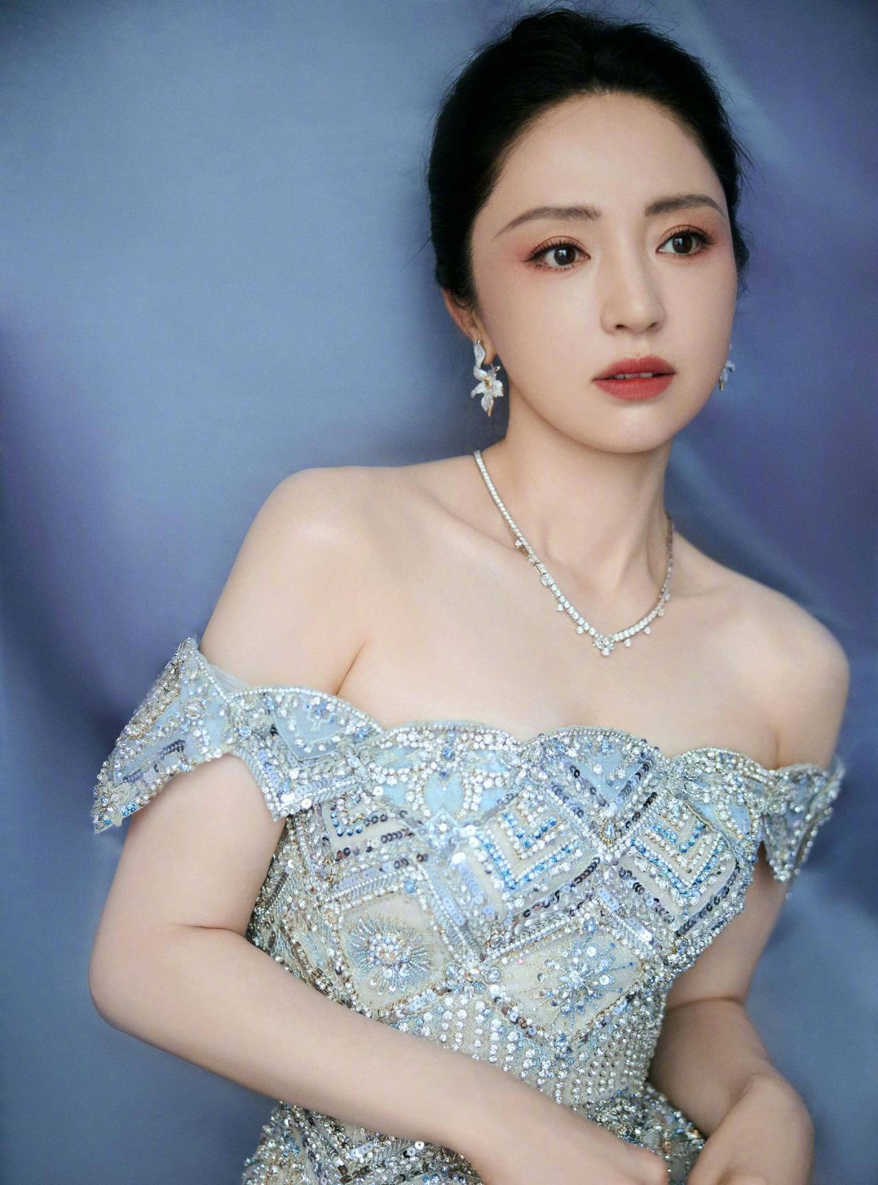 富婆的脑回路真让人摸不清董璇47岁再婚，原以为他是想要找一个伴，但是她又说因为