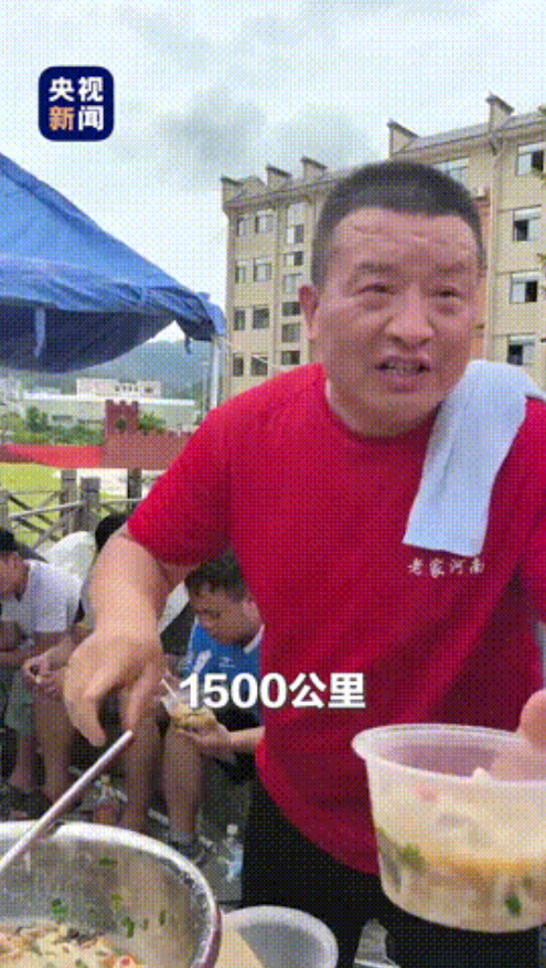 “这比捐款实在！”河南一大哥，带着6000多份烩面千里赶赴榕江灾区，现场拿着锅碗