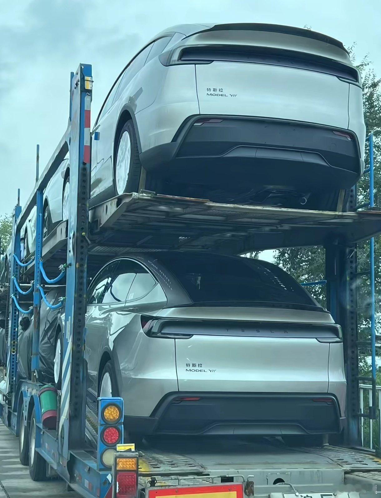不少网友都拍到了正在发运的ModelYL实车，今年6座SUV新车不少，这次特