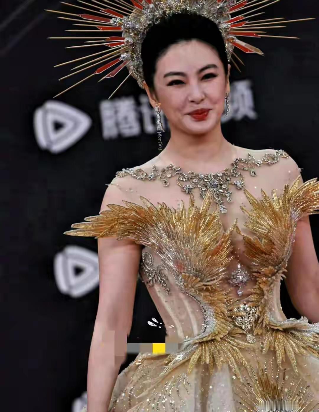 38岁张雨绮再穿金色羽毛礼服，刷屏的不只是身材