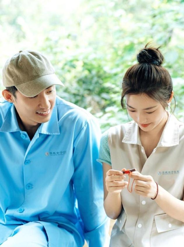 《明川有知夏》成黄景瑜搭徐若晗了！徐若晗这也属于给爱奇艺救场了，这部剧原定黄景